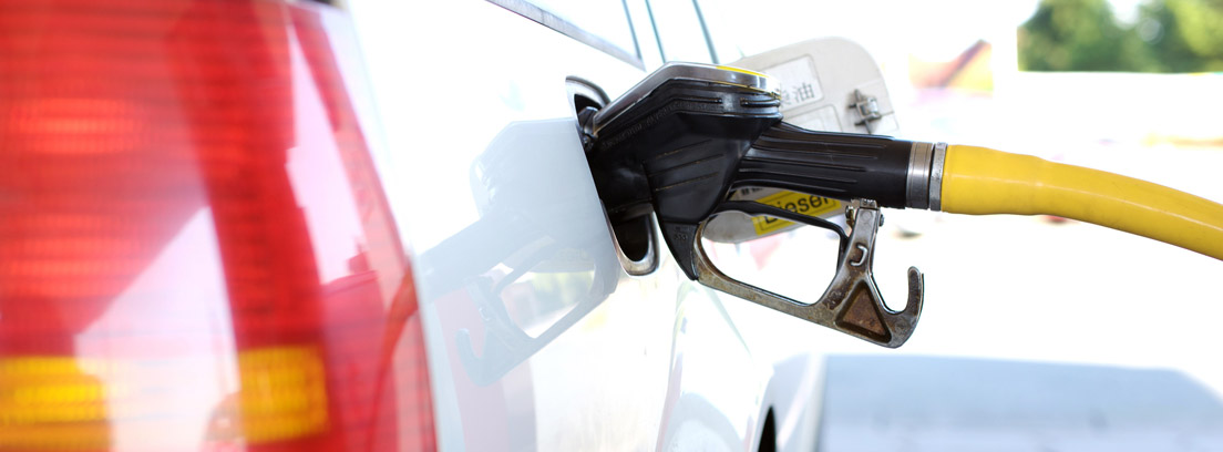 Hose refueling a vehicle