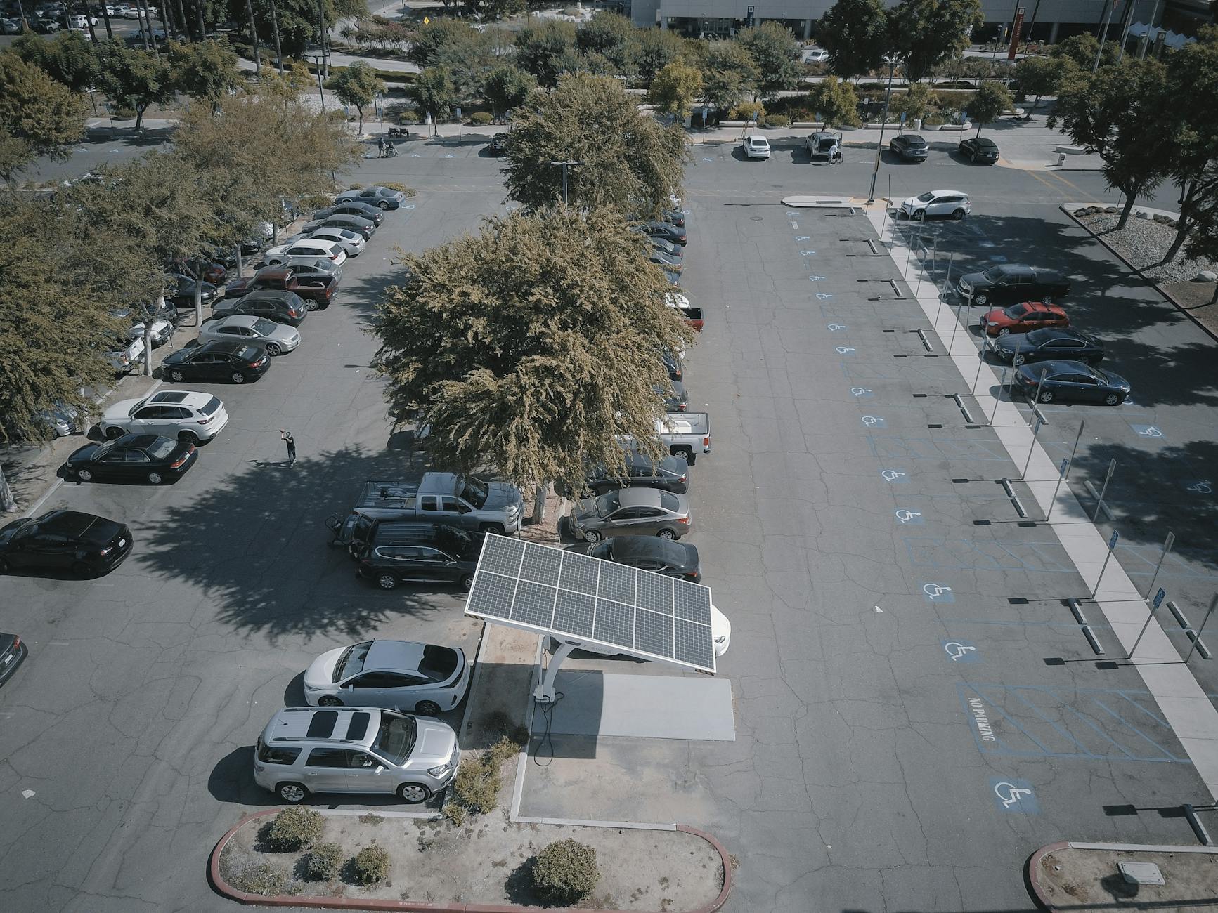 https://www.pexels.com/photo/cars-near-trees-in-a-parking-lot-9800035/